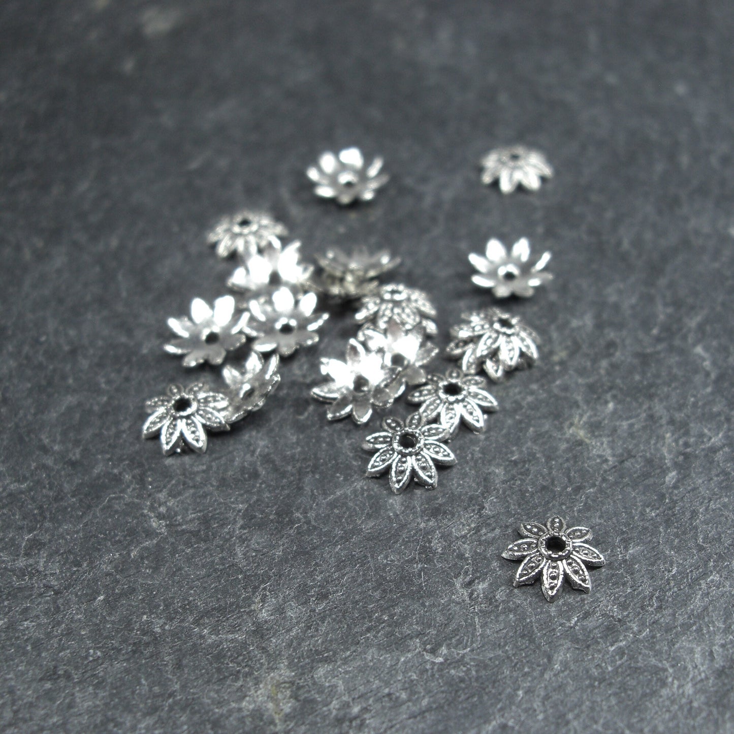 10 Perlenkappen, Blüten, 7 mm, antik silberfarben, 10196