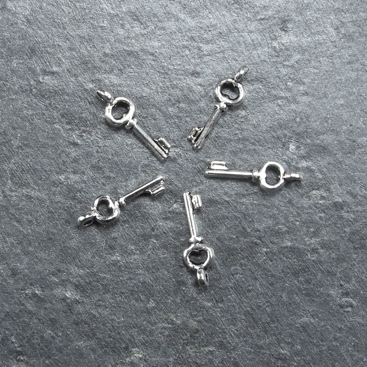10 kleine Anhänger Schlüssel, antik silberfarben, 10069
