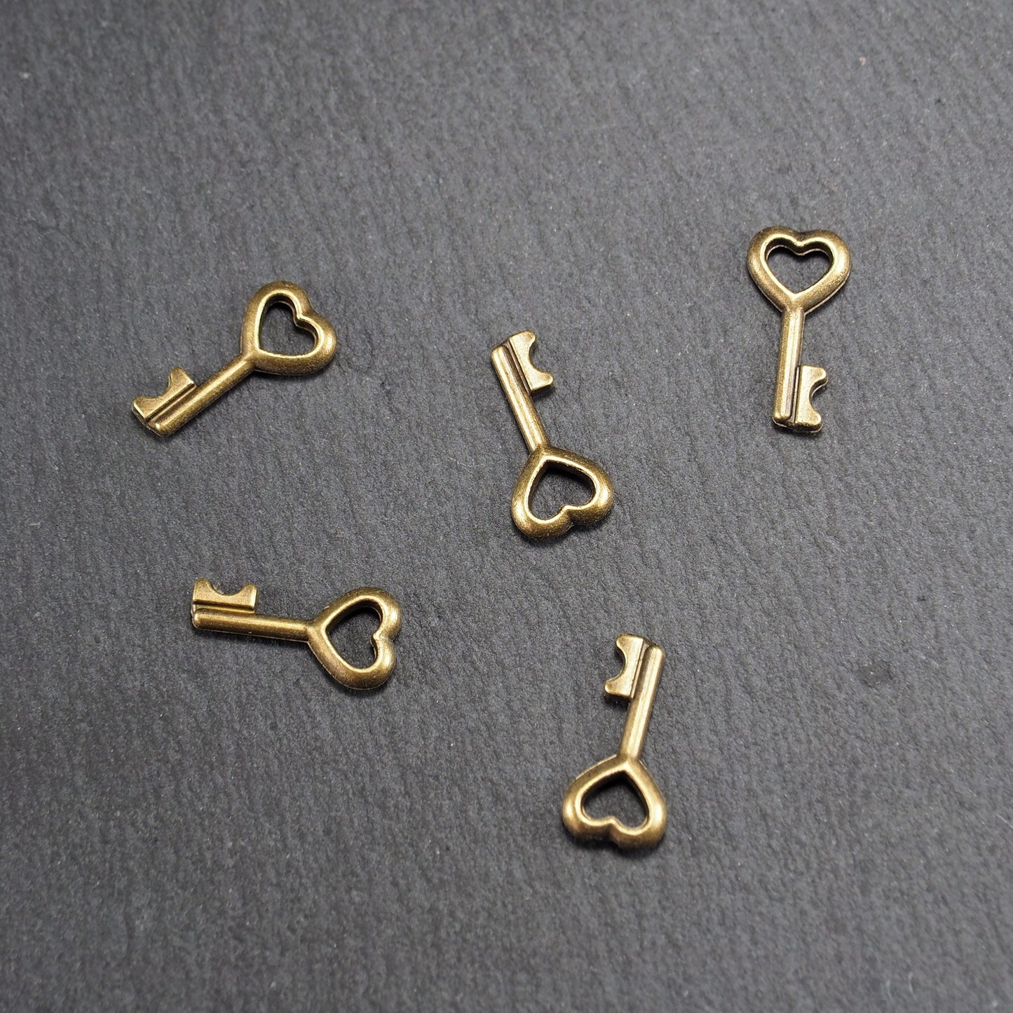 10 Anhänger Schlüssel mit Herz, bronzefarben, 10885