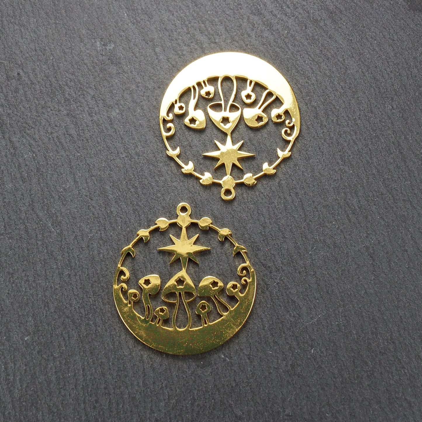 Anhänger Pilze mit Mondphasen und Stern, Edelstahl vergoldet, 10960