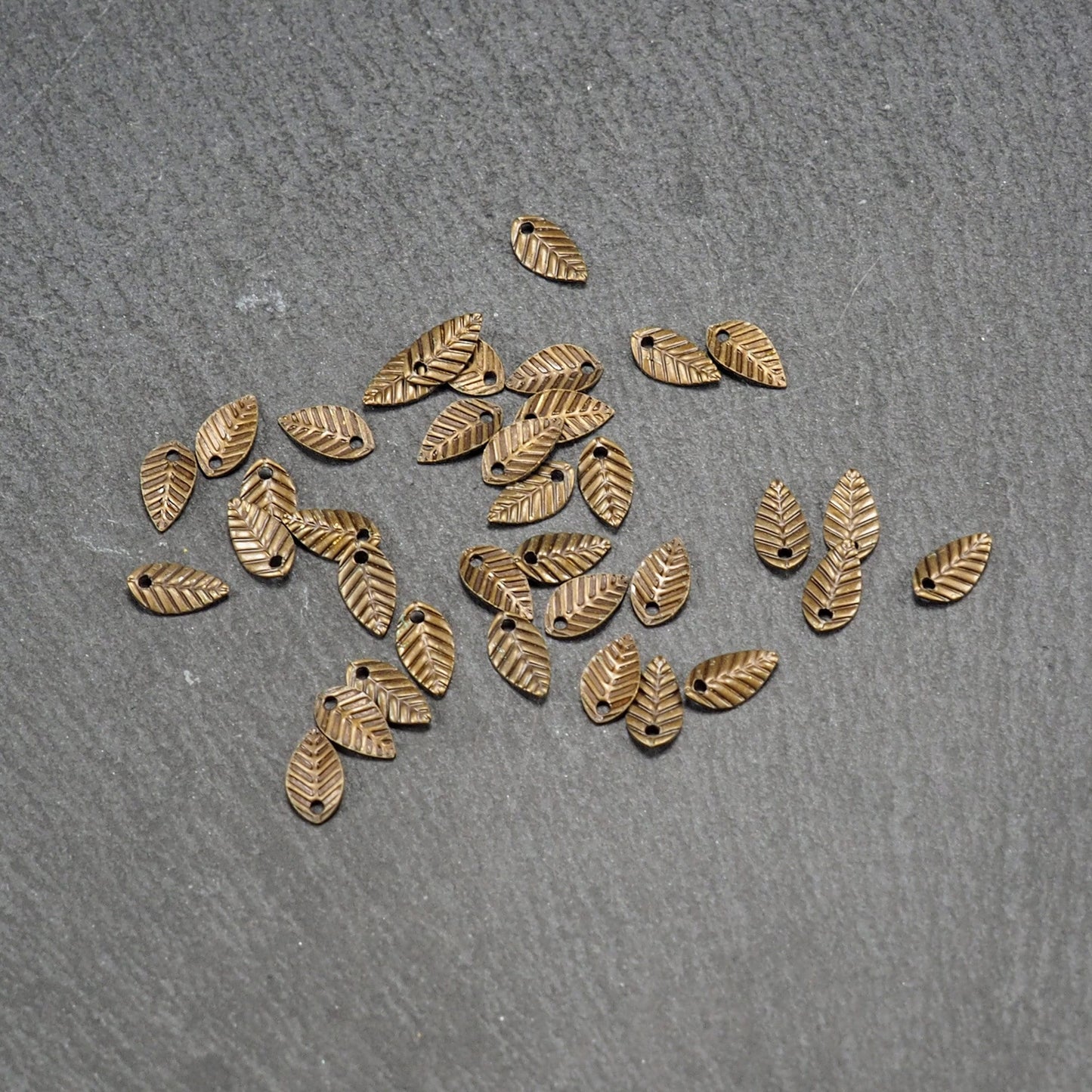 25 Anhänger Blatt, bronzefarben, Messing, 10808