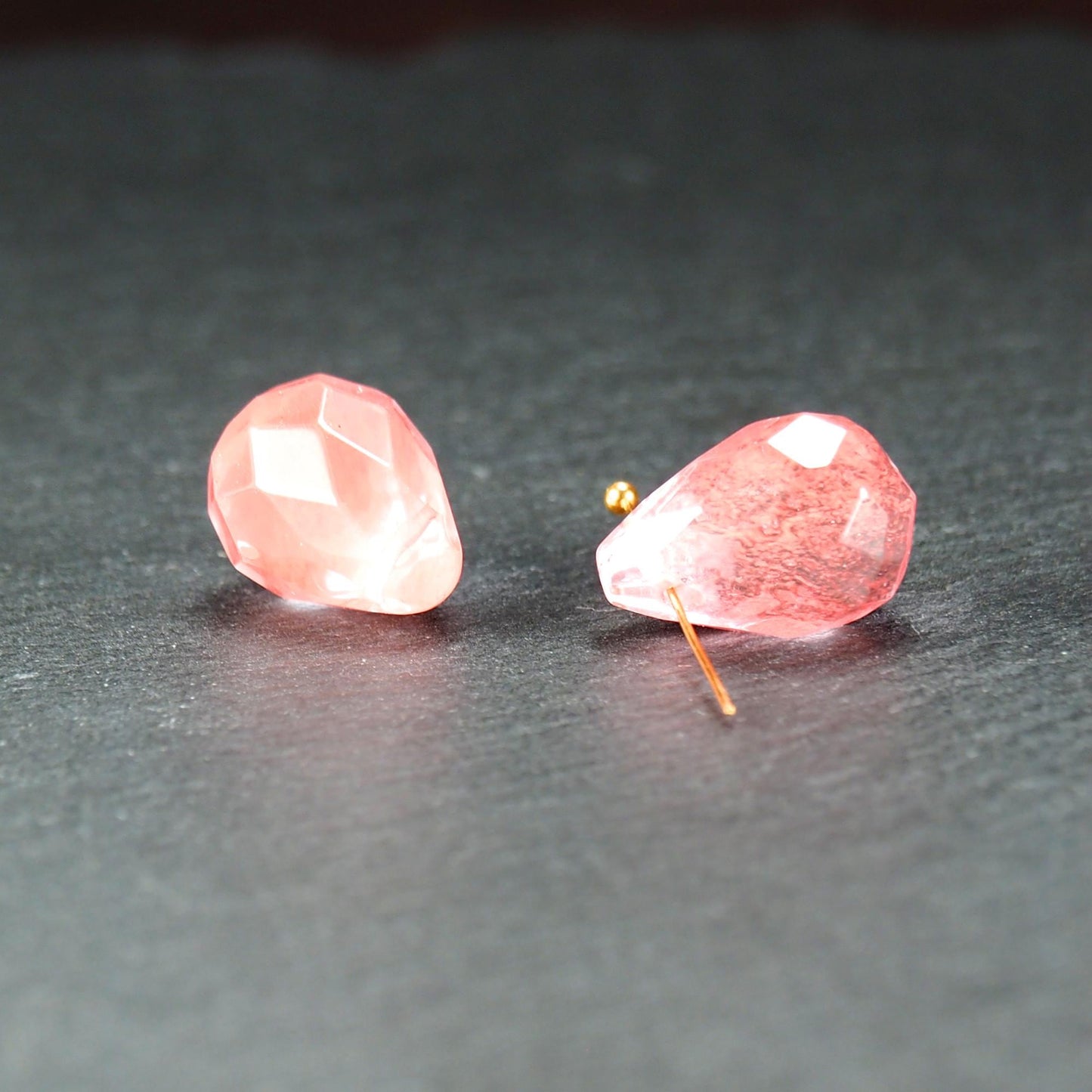 Kirschquarz Edelstein Perle, facettierter Tropfen, rosé, 11238