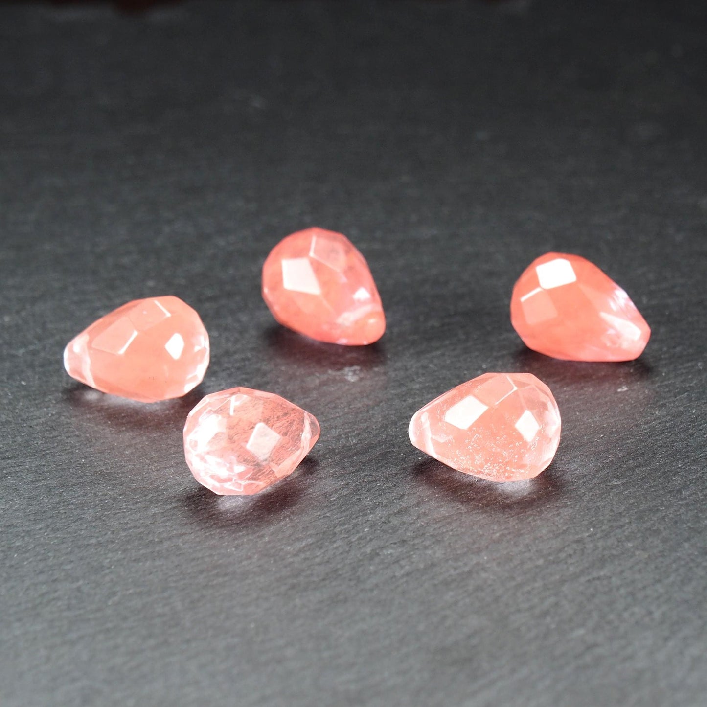 Kirschquarz Edelstein Perle, facettierter Tropfen, rosé, 11238