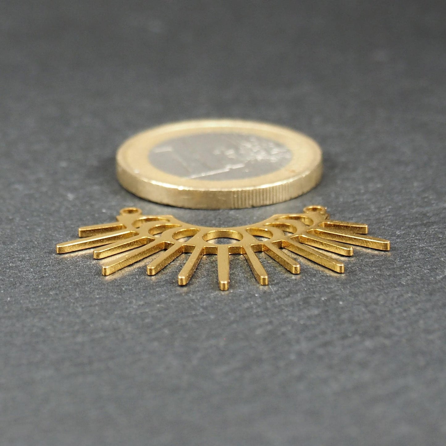 Verbinder, goldfarben glänzend, halbkreisförmig mit durchbrochenen Mondphasen und ausstrahlenden Sonnenstrahlen, oben zwei Ösen.