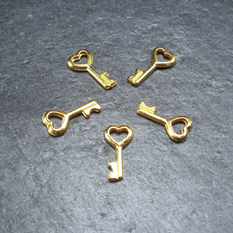 10 kleine Anhänger Schlüssel mit Herz, goldfarben, 10028