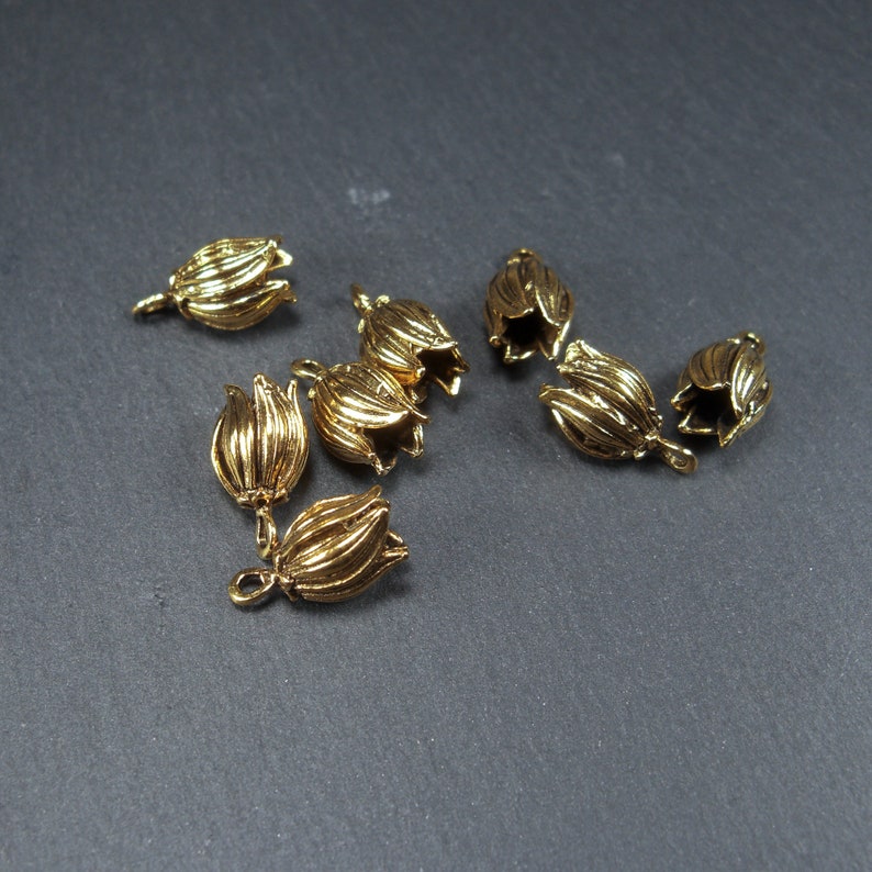 5 Anhänger Blütenkelch, Blüte, antik goldfarben, 10611