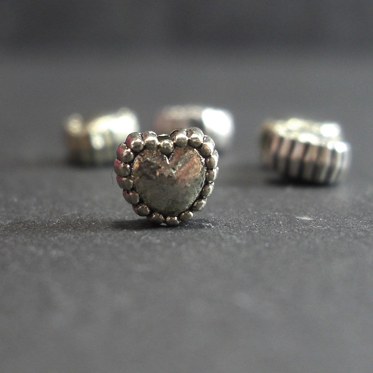 5 kleine Perlen Herz mit Perlrand, antik silberfarben, 10239