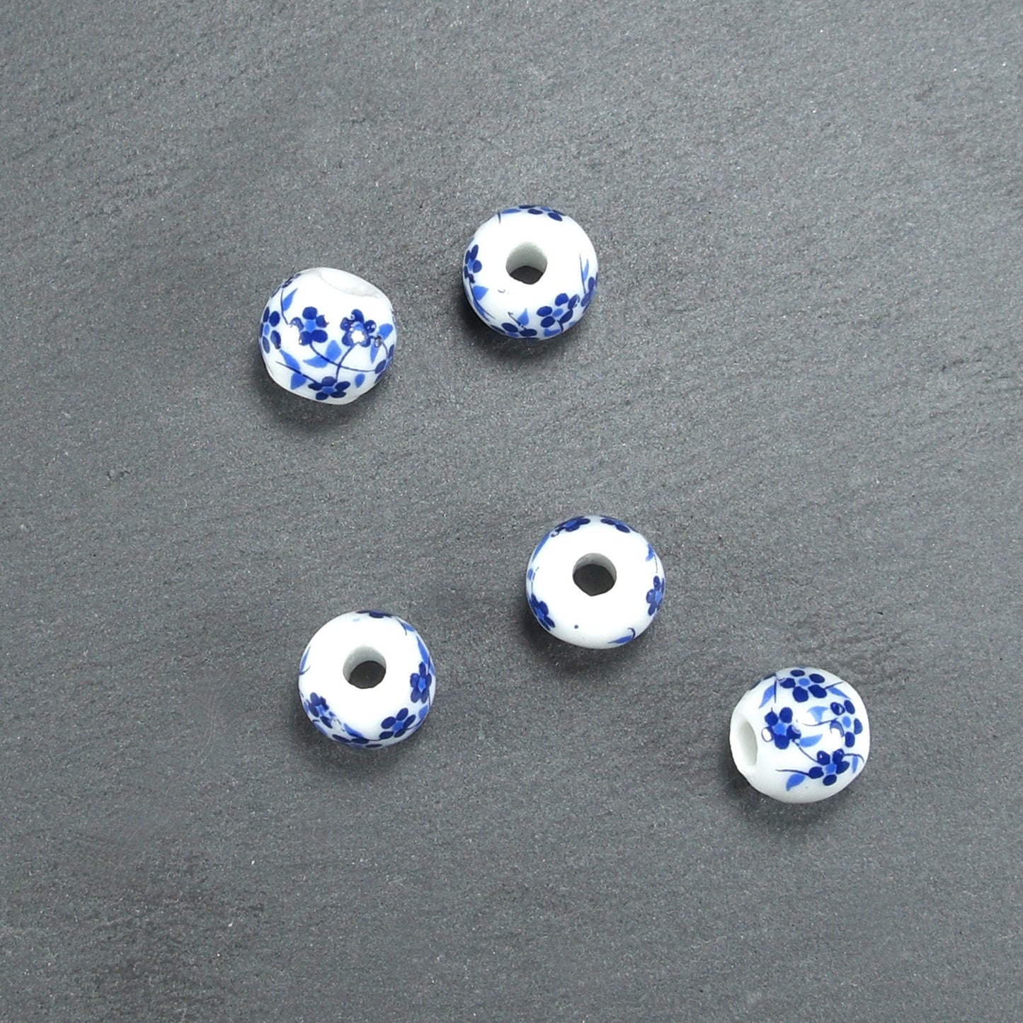 5 Keramikperlen, 8 mm, weiß blau, 10241