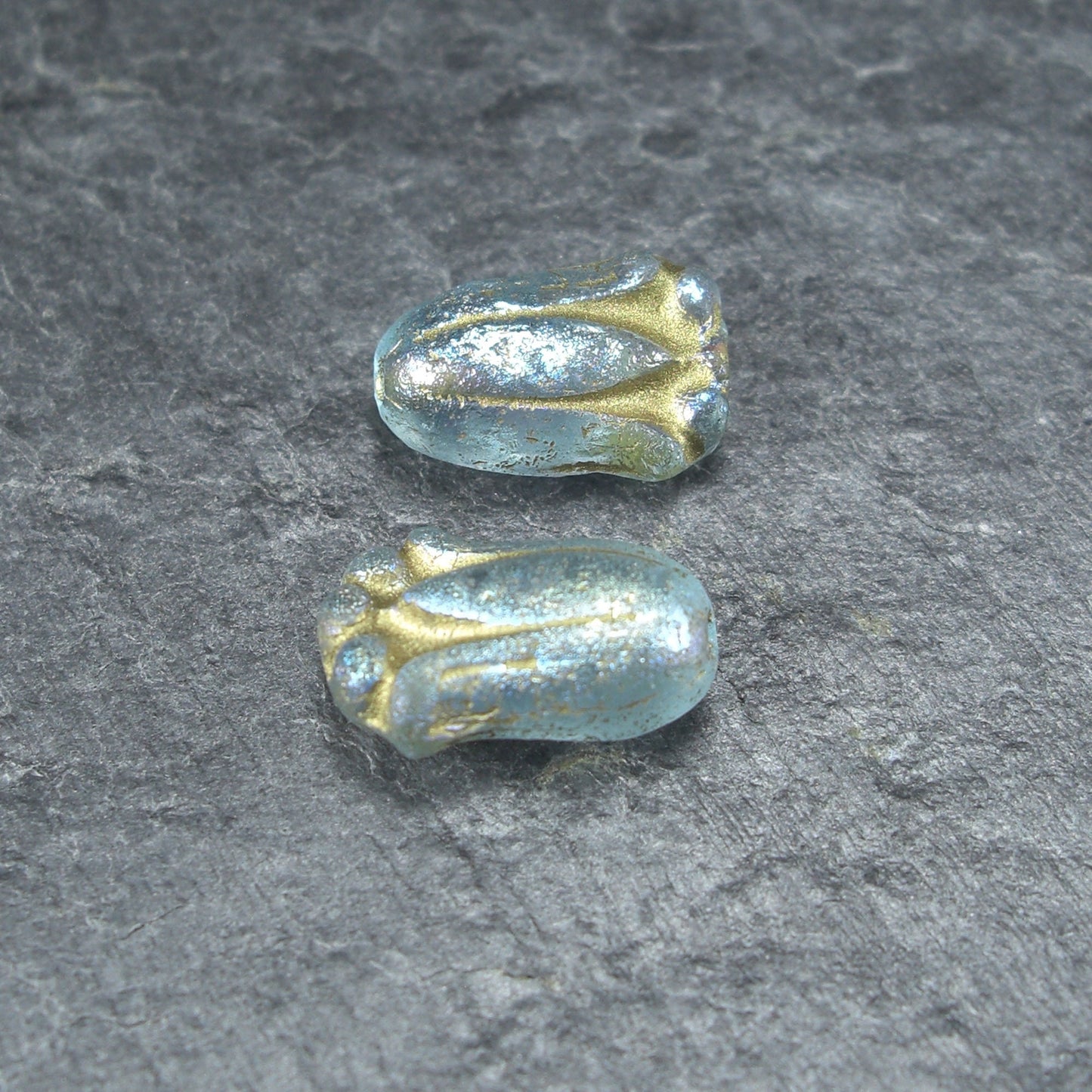 2 Böhmische Glasperlen, floral, frostig blau gold, 10360