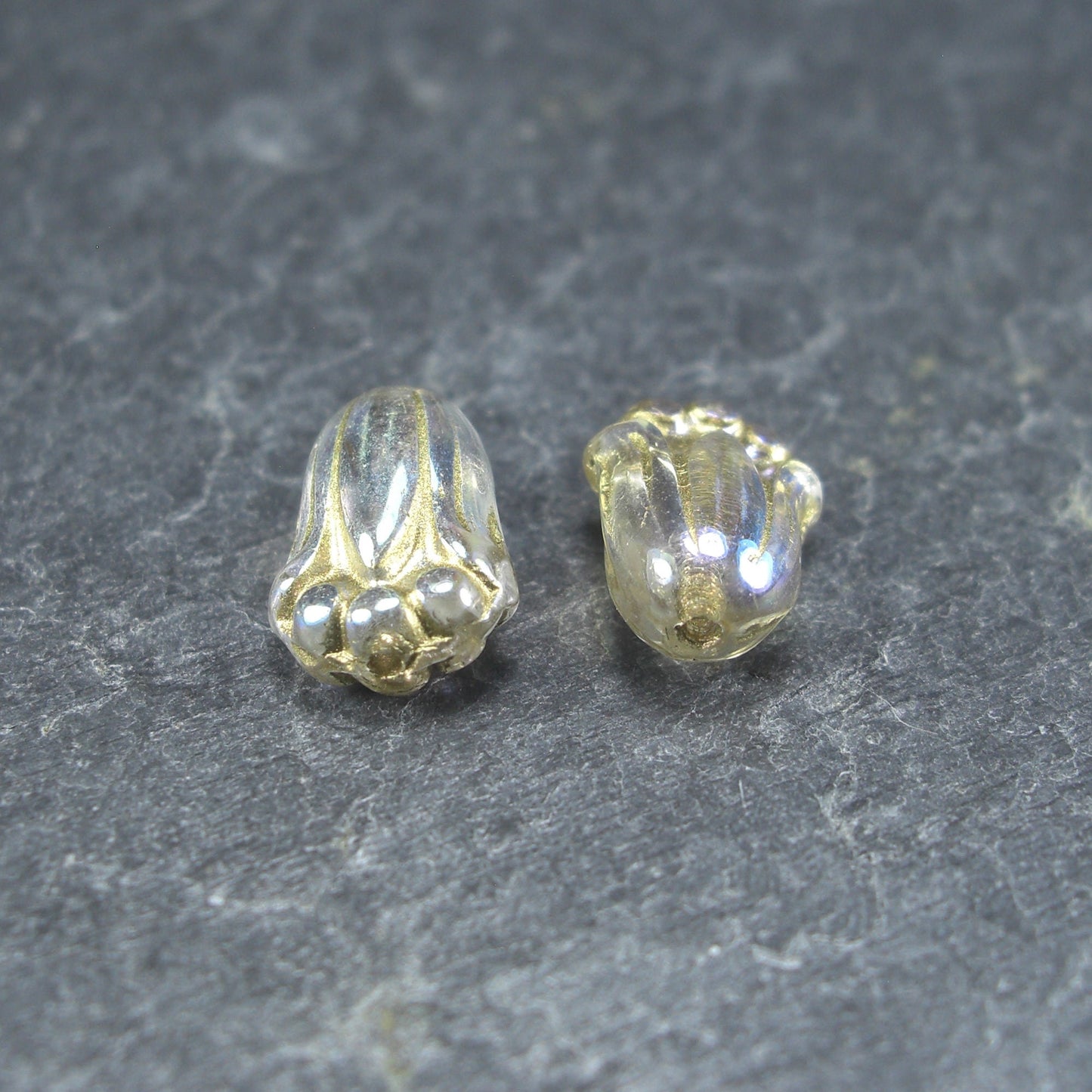 2 Böhmische Glasperlen, floral, grün violett gold, 10361