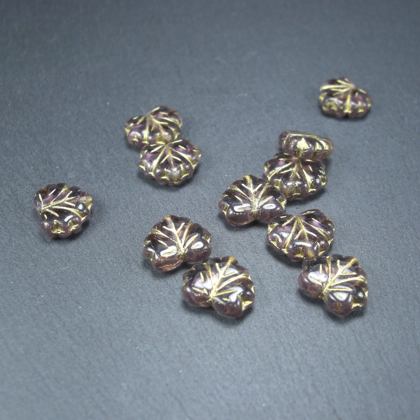 2 Böhmische Glasperlen, Blatt, violett gold, 10482