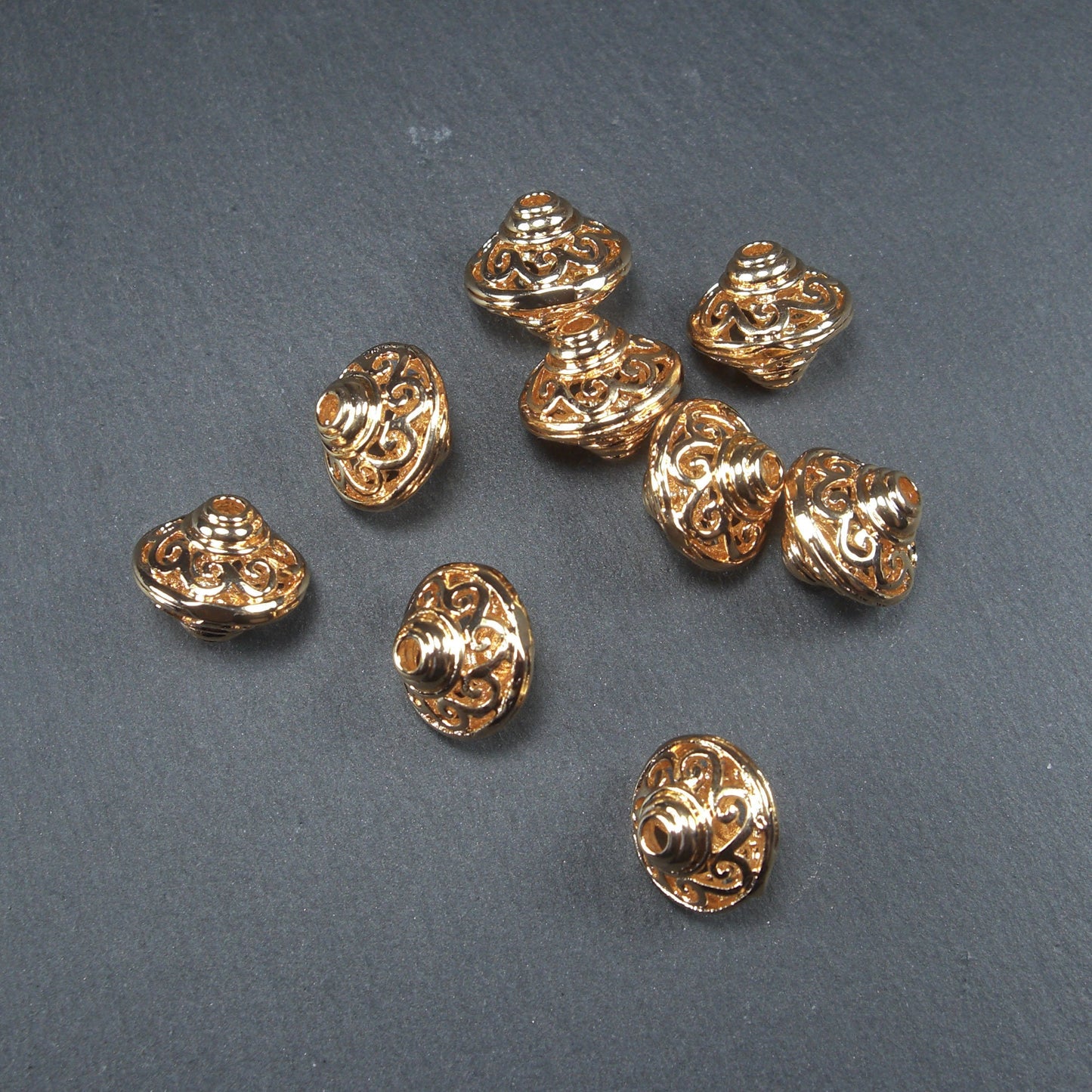 1 filigrane Perle, florales Muster, ufoförmig, 24 K vergoldet, 10602