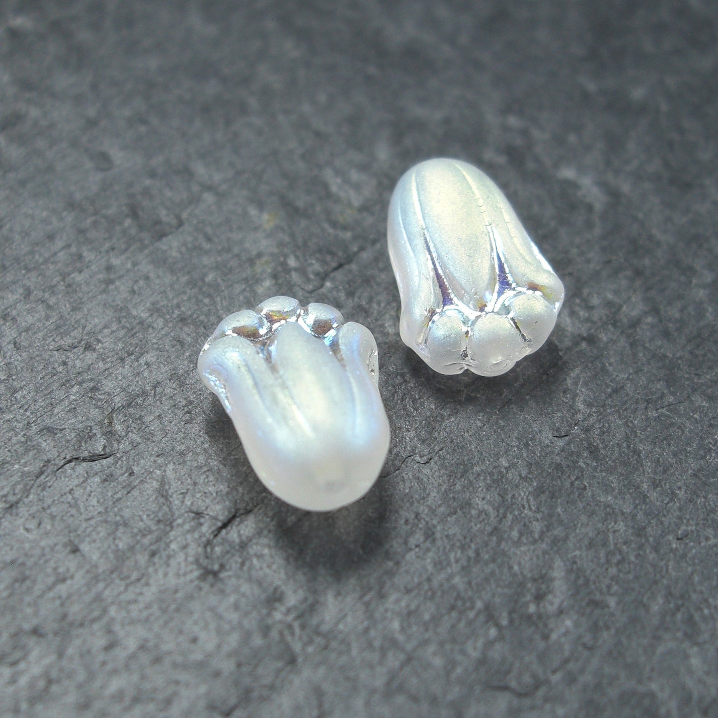 2 Böhmische Glasperlen, floral, frostig weiß perlmutt, 10568