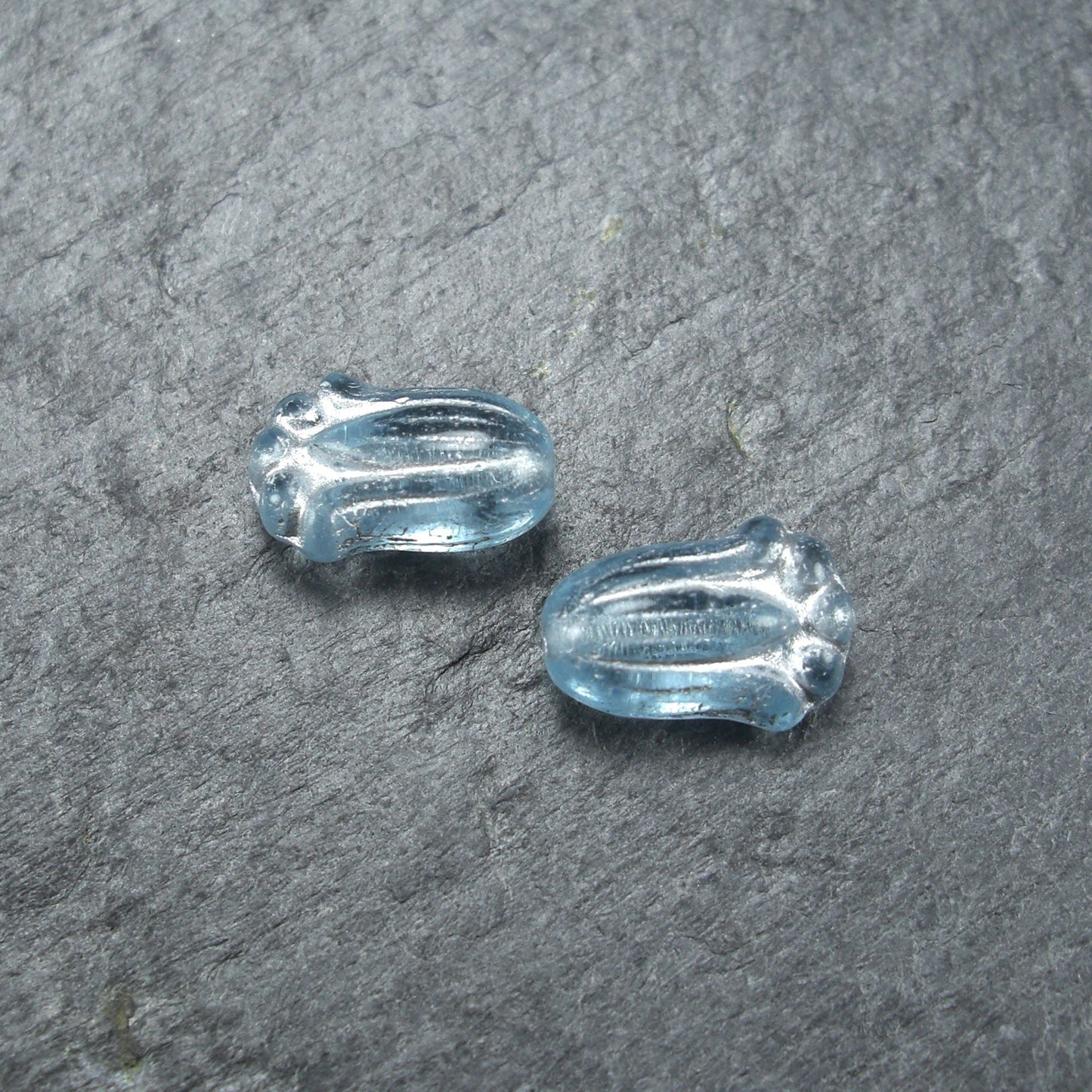 2 Böhmische Glasperlen, floral, frostig blau silber, 10567