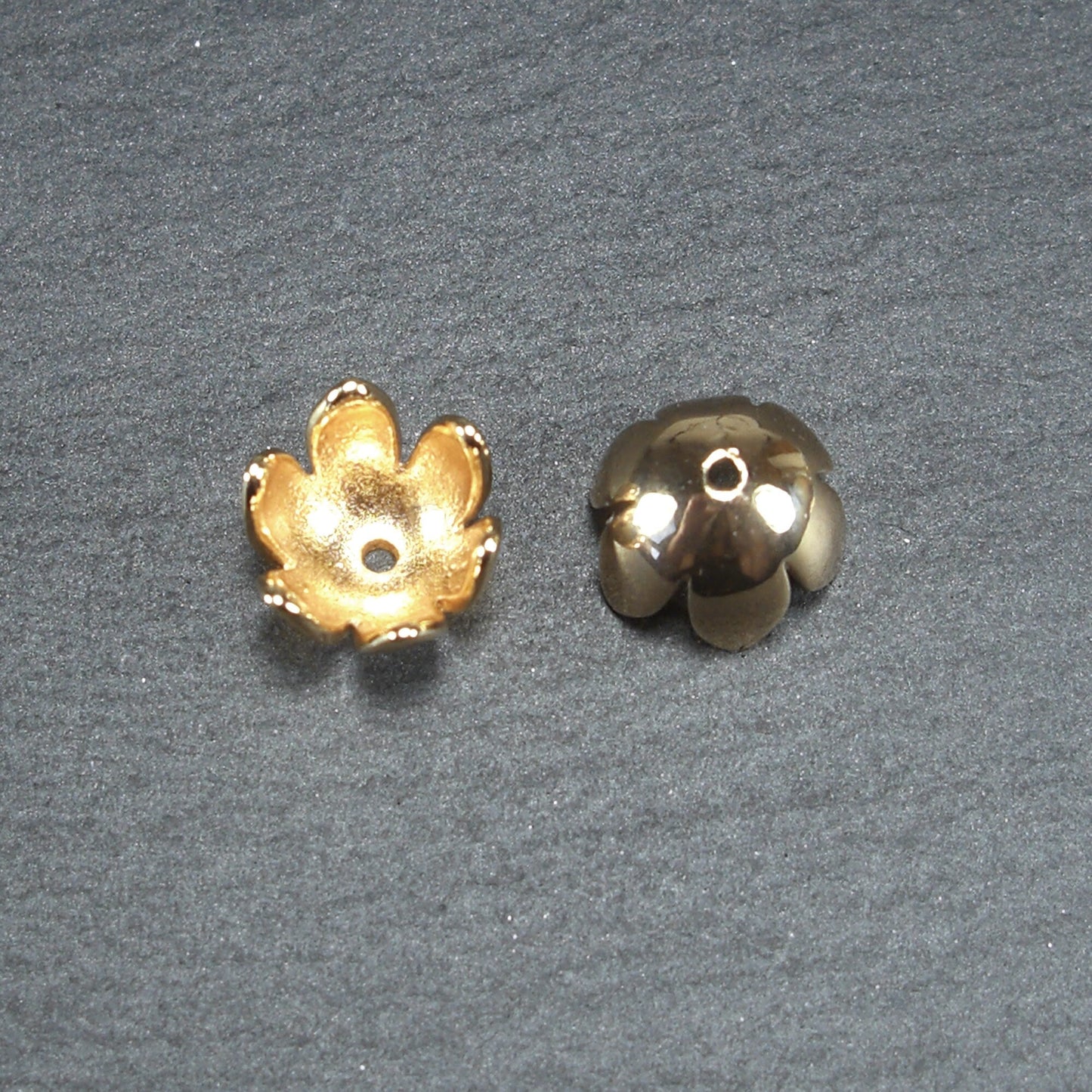 2 Perlenkappen 8 x 6 mm, Messing, 18 Karat vergoldet, 10557