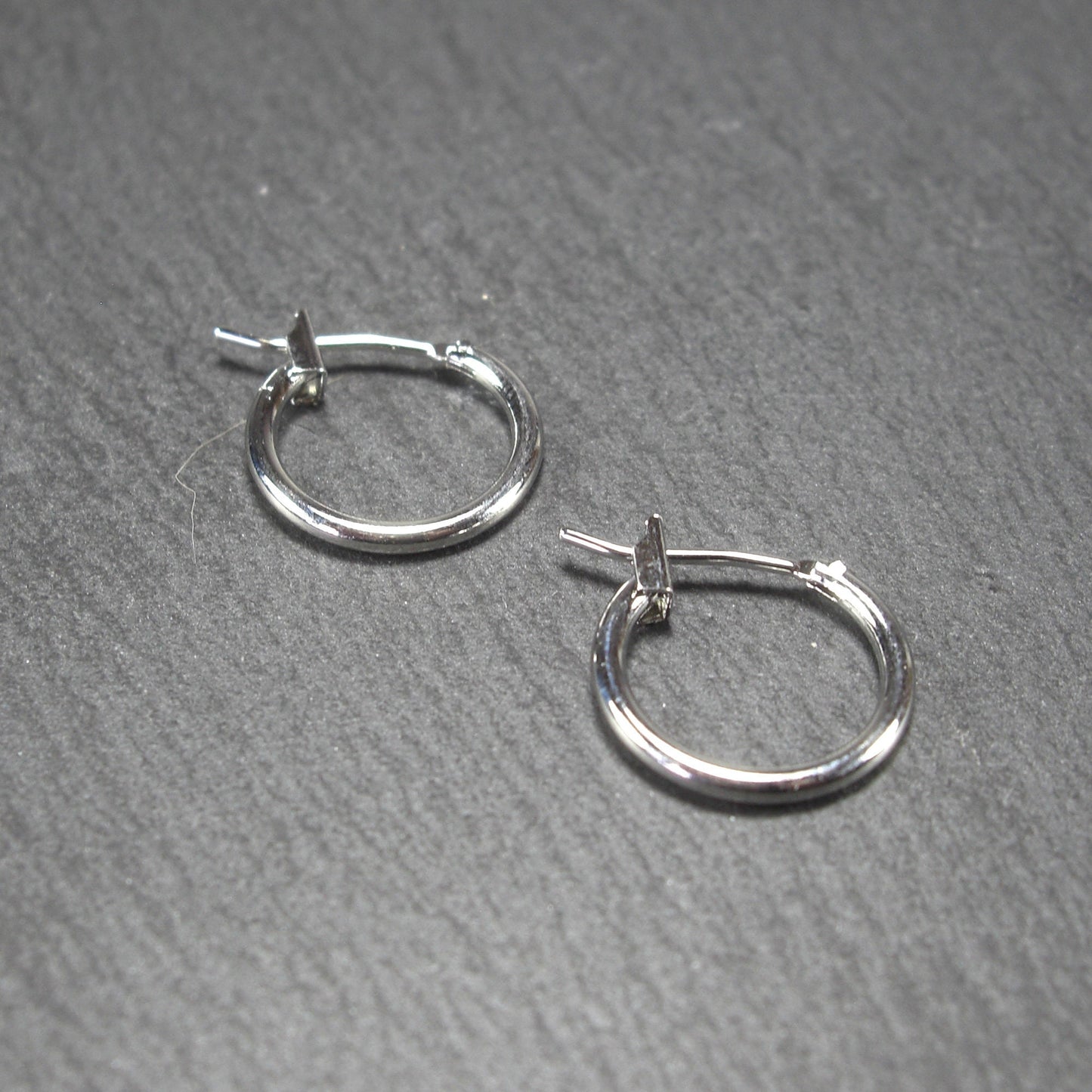 1 Paar Creolen, 14 mm, Klappcreolen, Messing platiniert, 10698