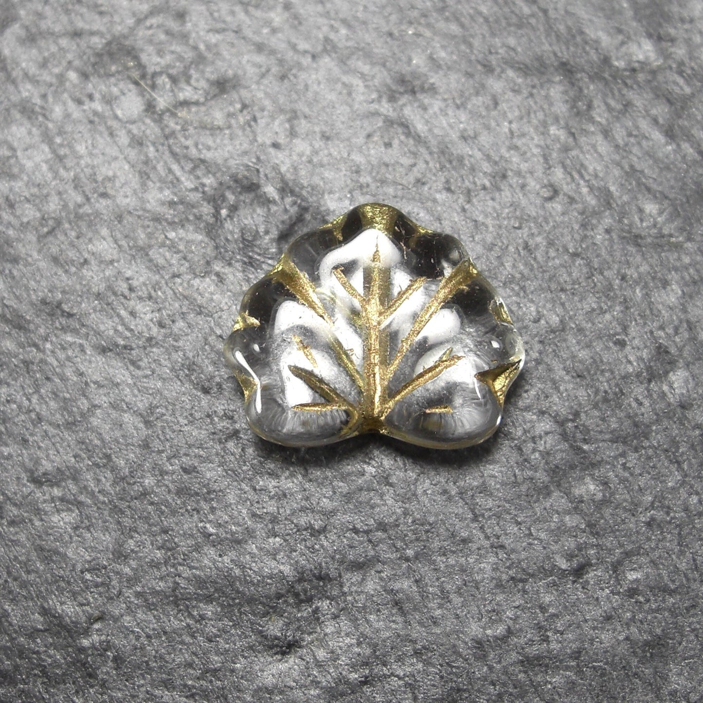 2 Böhmische Glasperlen, Blatt, weiß/gold, 10759