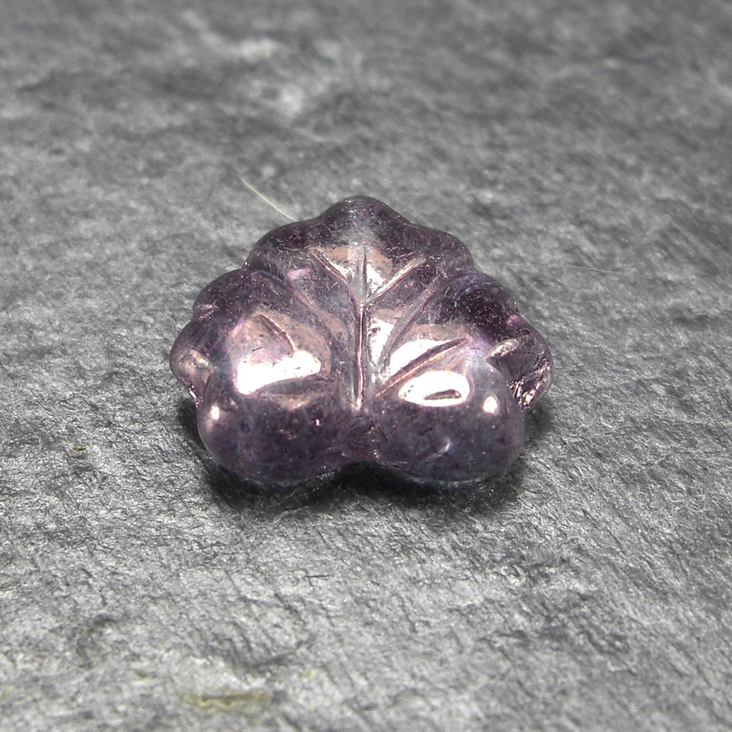 2 Böhmische Glasperlen, Blatt, lila, 10758