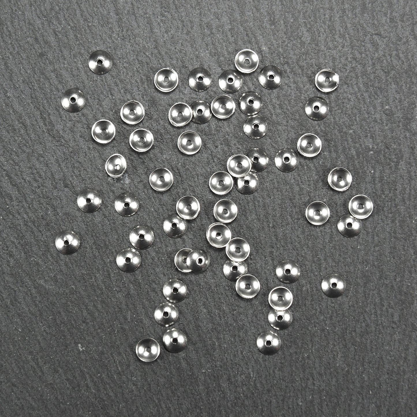 50 Mini Perlenkappen 4mm schlicht glatt Edelstahl , 10197