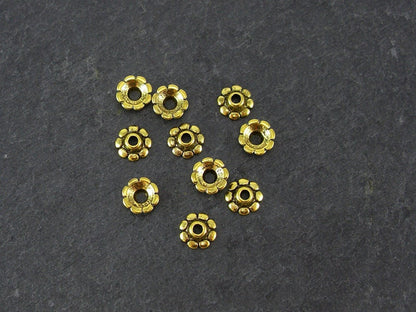 20 Perlenkappen kleine Blüte antik goldfarben, 10192