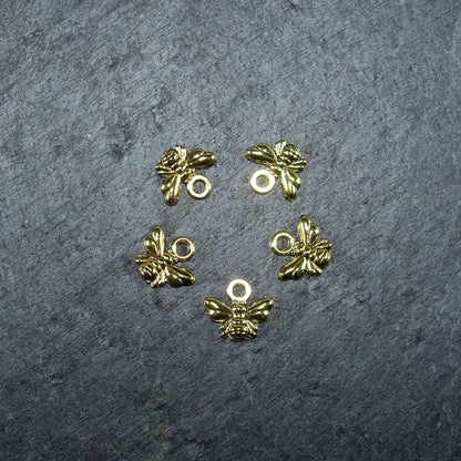 5 Anhänger kleine Biene, antik goldfarben, 10056