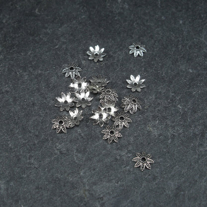 10 Perlenkappen, Blüten, 7 mm, antik silberfarben, 10196