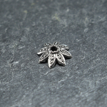 10 Perlenkappen, Blüten, 7 mm, antik silberfarben, 10196