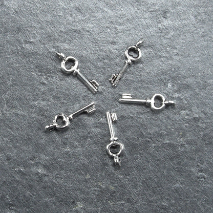 10 kleine Anhänger Schlüssel, antik silberfarben, 10069