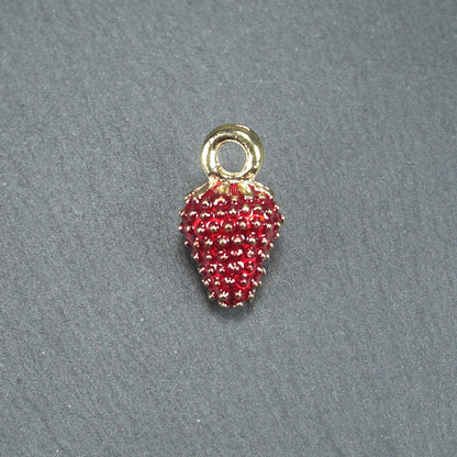 2 Anhänger Erdbeere, rot emailliert, goldfarben, 10530