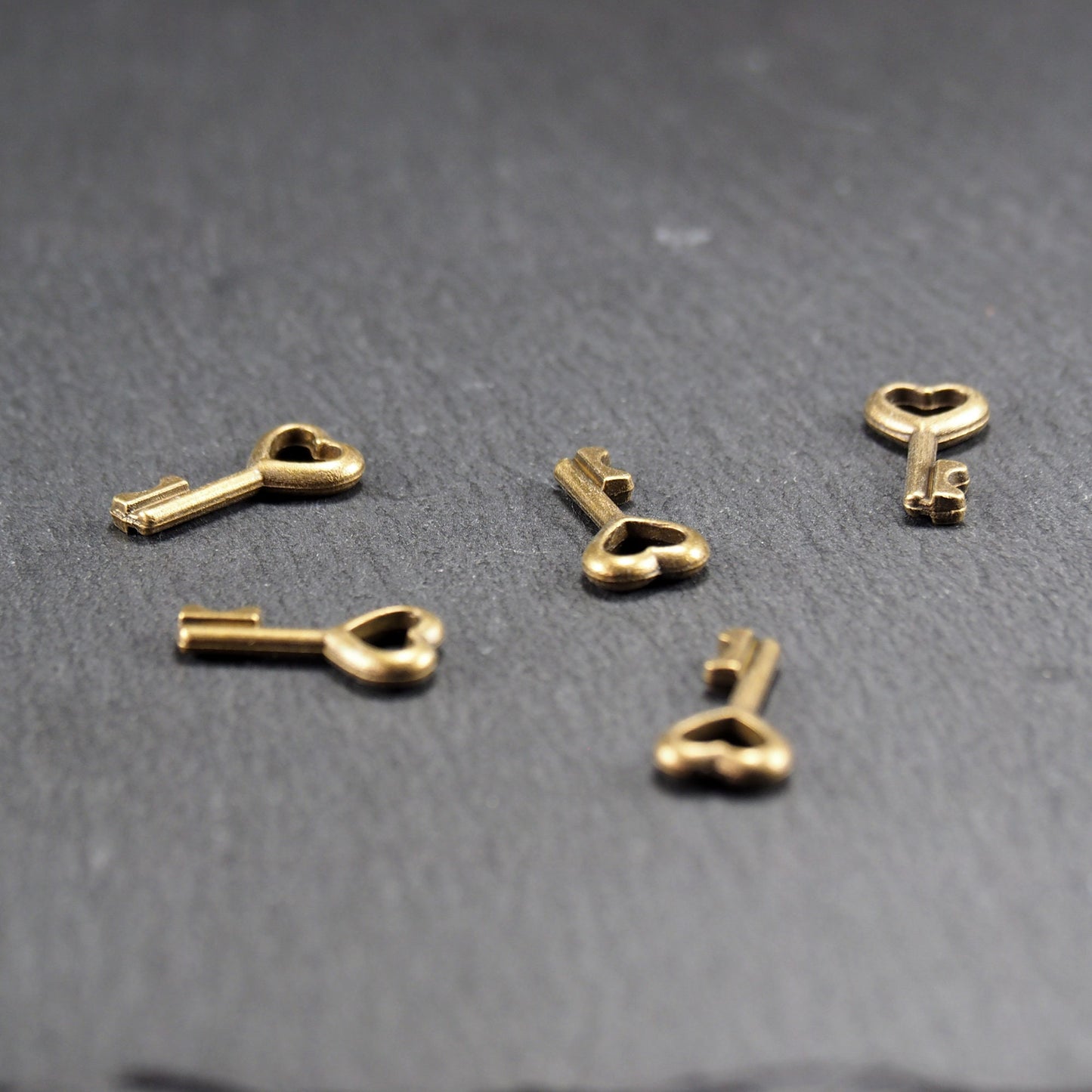 10 Anhänger Schlüssel mit Herz, bronzefarben, 10885