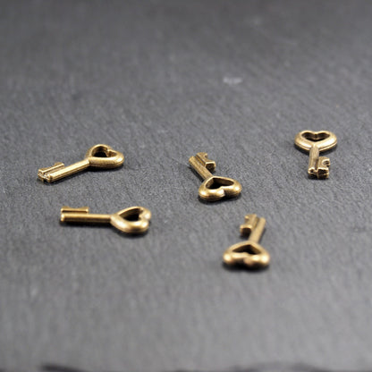 10 Anhänger Schlüssel mit Herz, bronzefarben, 10885