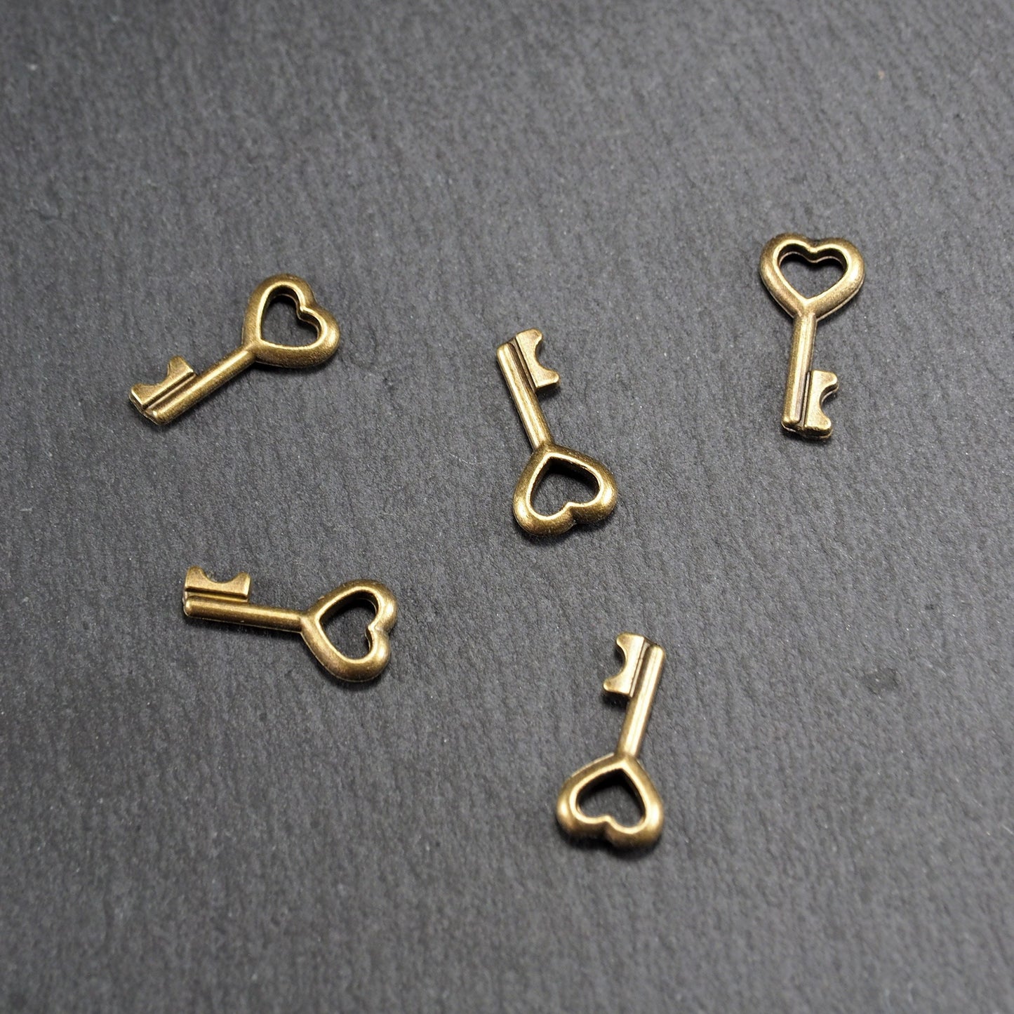 10 Anhänger Schlüssel mit Herz, bronzefarben, 10885