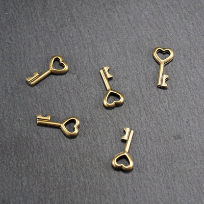 10 Anhänger Schlüssel mit Herz, bronzefarben, 10885