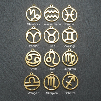 Zwölf goldfarbene, glänzende, runde Anhänger mit durchbrochenen Sternzeichen-Symbolen in feinem Metallrahmen, jeweils mit kleiner Öse oben.