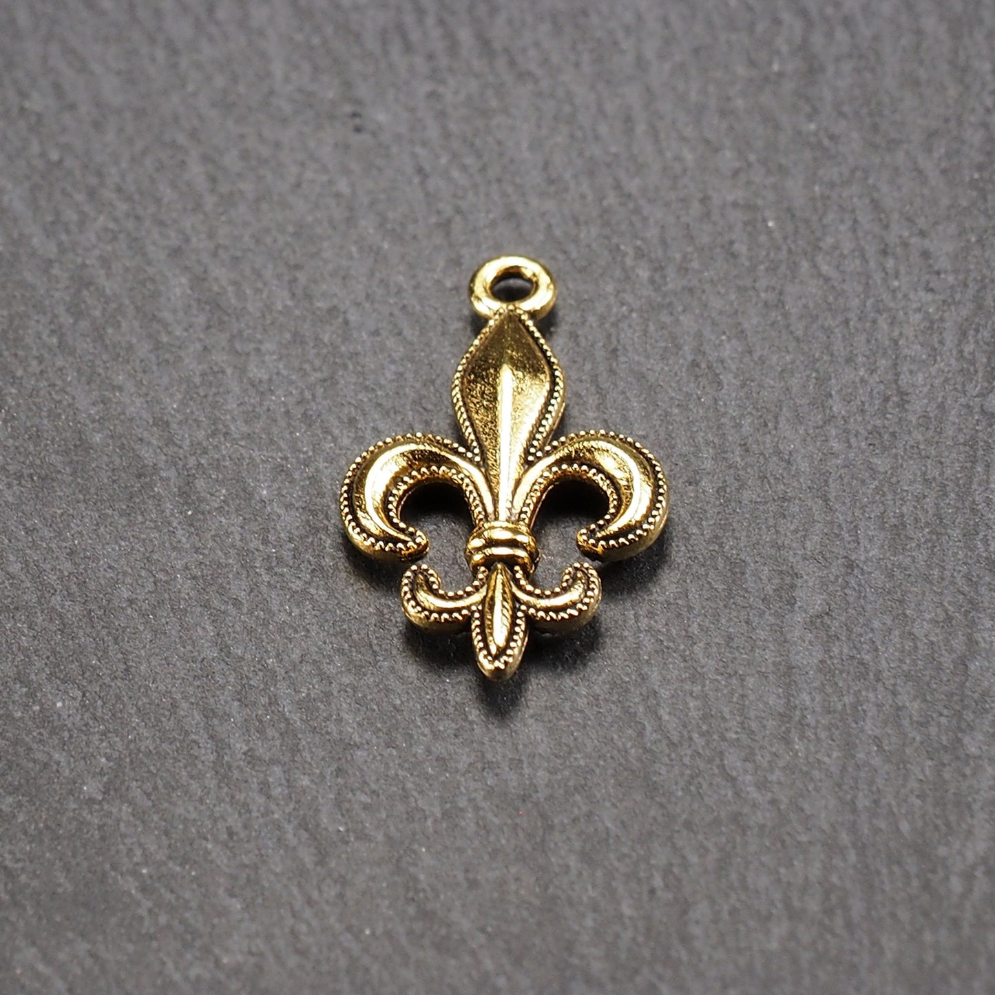 5 Anhänger Lilie, Fleur de Lis, antik goldfarben, 10940