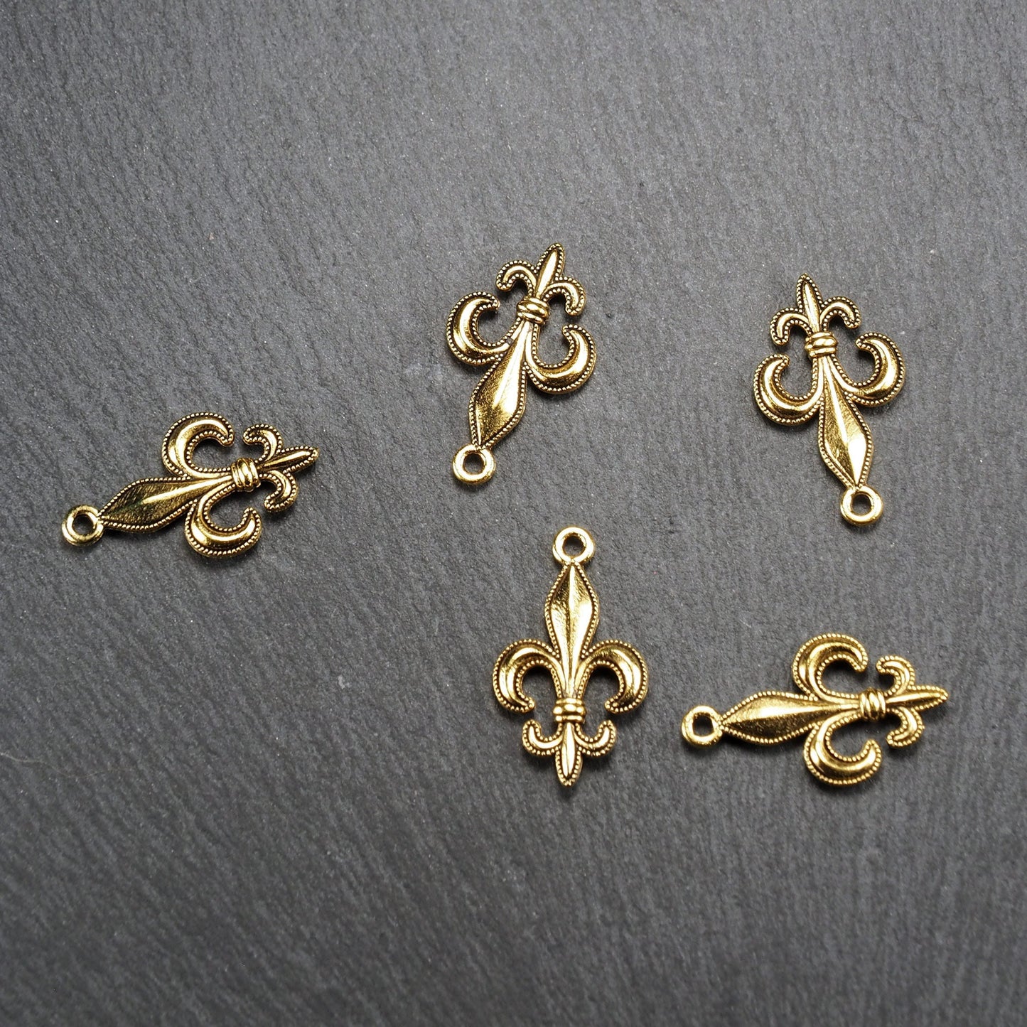 5 Anhänger Lilie, Fleur de Lis, antik goldfarben, 10940
