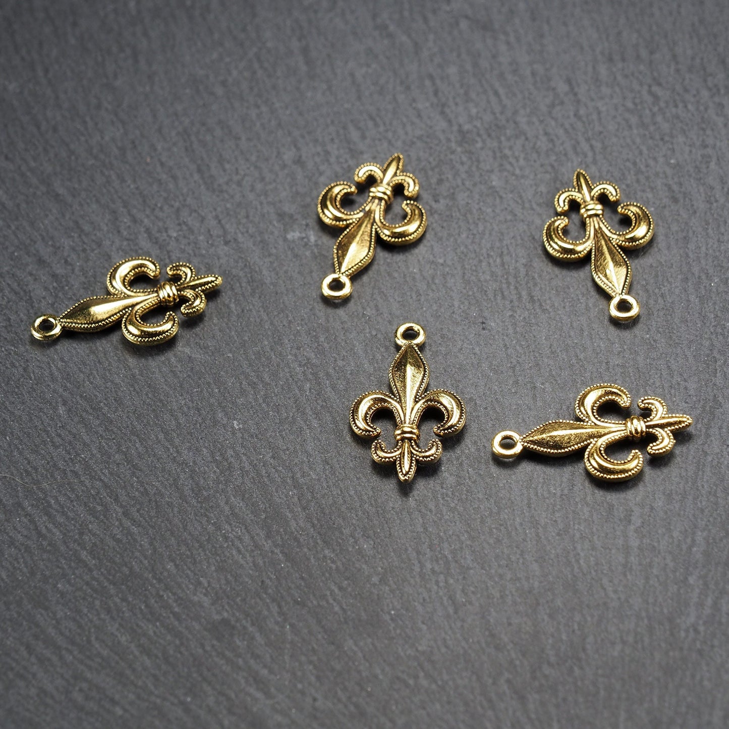 5 Anhänger Lilie, Fleur de Lis, antik goldfarben, 10940