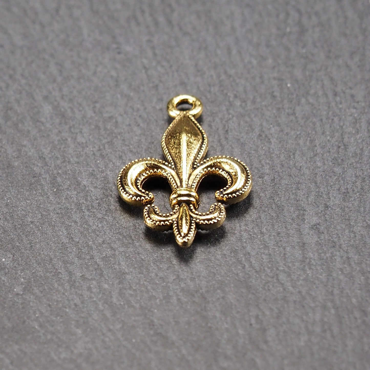 5 Anhänger Lilie, Fleur de Lis, antik goldfarben, 10940
