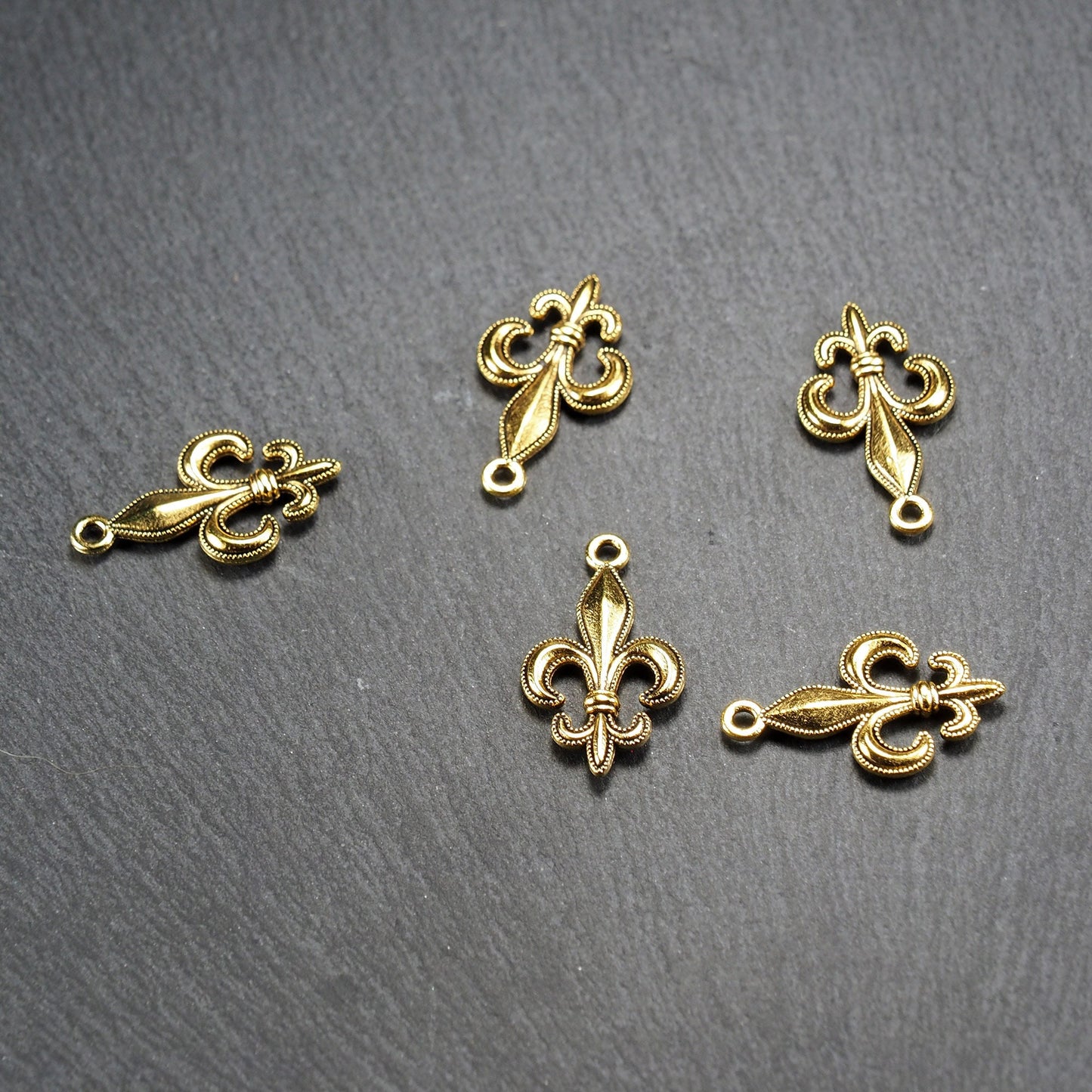 5 Anhänger Lilie, Fleur de Lis, antik goldfarben, 10940