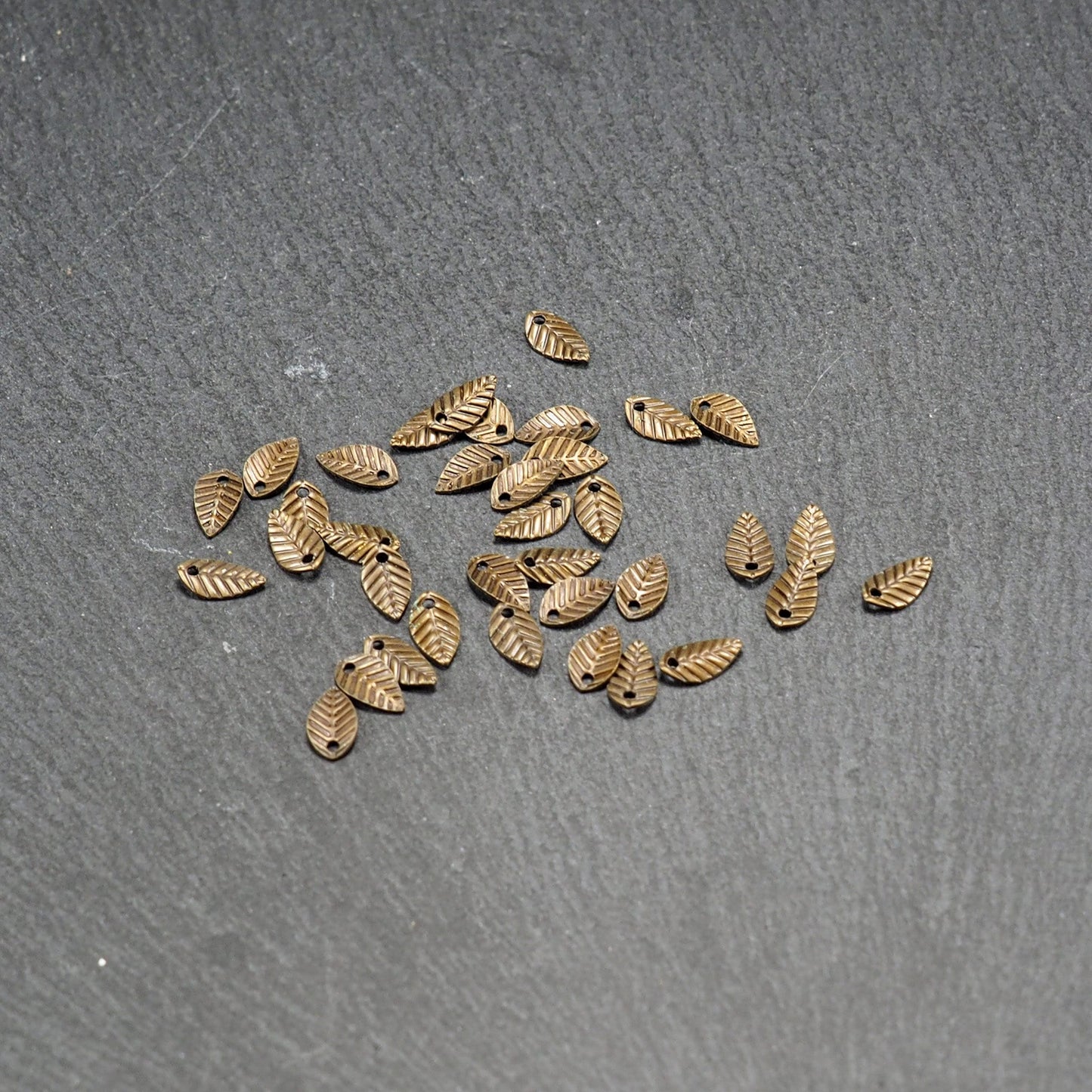 25 Anhänger Blatt, bronzefarben, Messing, 10808