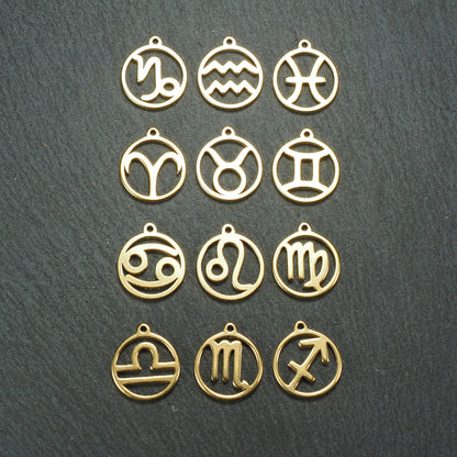 Zwölf goldfarbene, glänzende, runde Anhänger mit durchbrochenen Sternzeichen-Symbolen in feinem Metallrahmen, jeweils mit kleiner Öse oben.