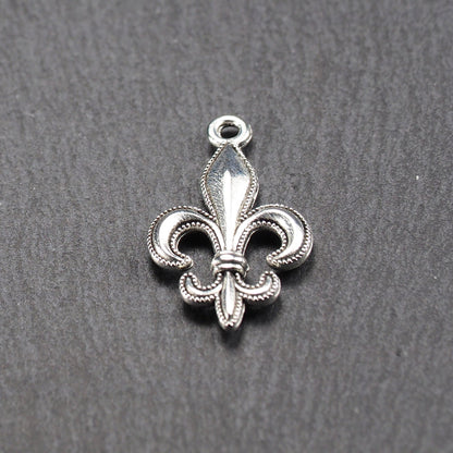 5 Anhänger Lilie, Fleur de Lis, antik silberfarben, 10939