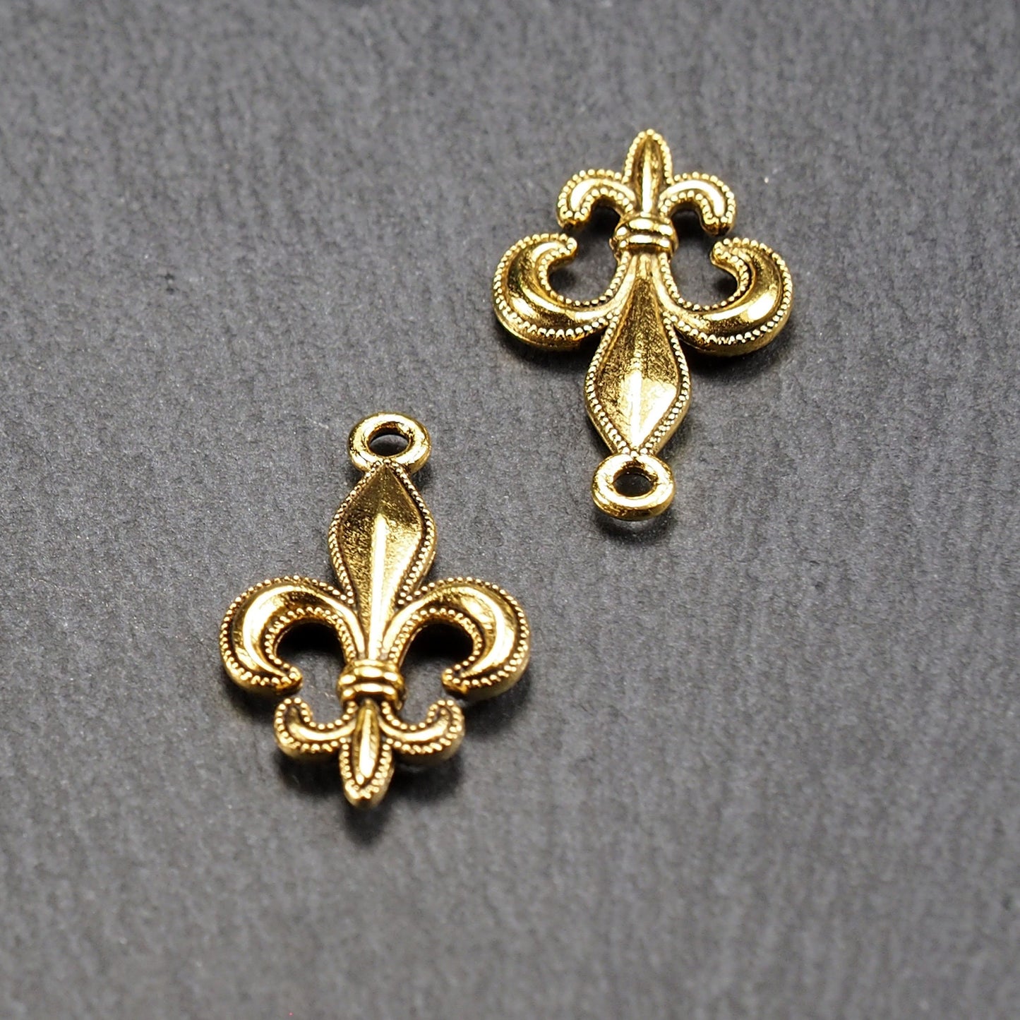5 Anhänger Lilie, Fleur de Lis, antik goldfarben, 10940