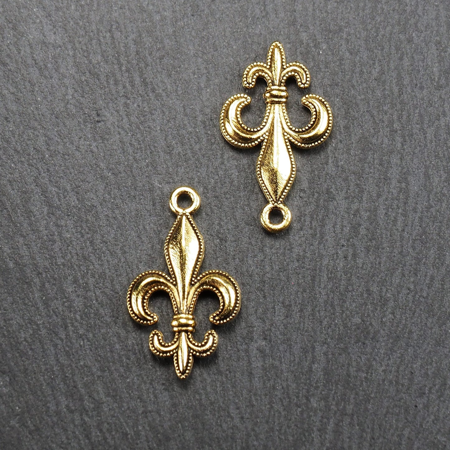 5 Anhänger Lilie, Fleur de Lis, antik goldfarben, 10940