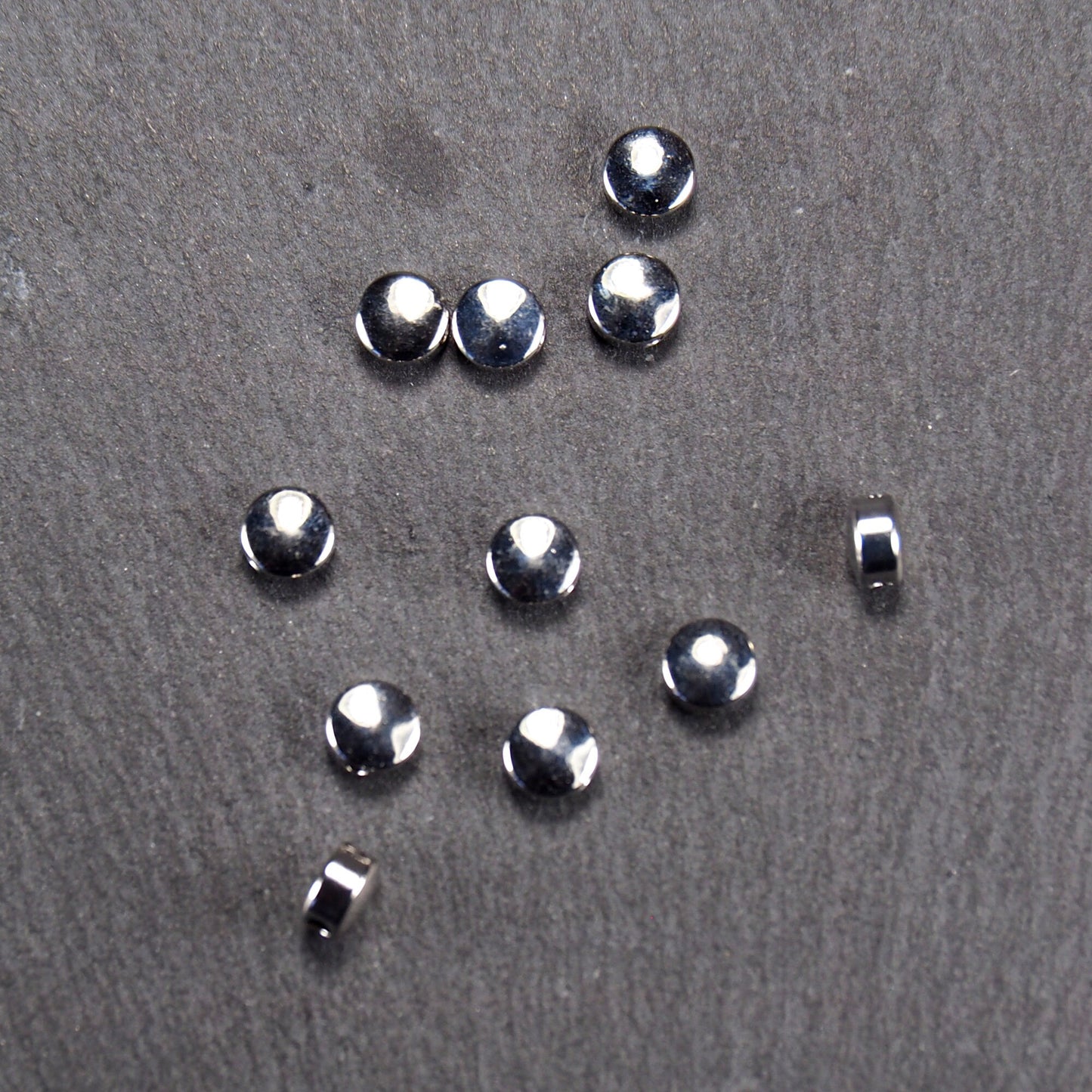 4 flachrunde Perlen, rhodiniertes Messing, 10989
