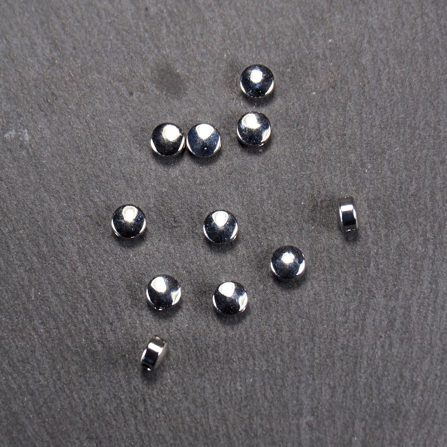 4 flachrunde Perlen, rhodiniertes Messing, 10989