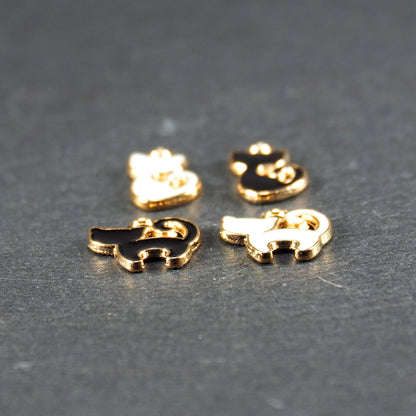 4 Anhänger Katze, goldfarben, schwarz-weiß emailliert, 10683