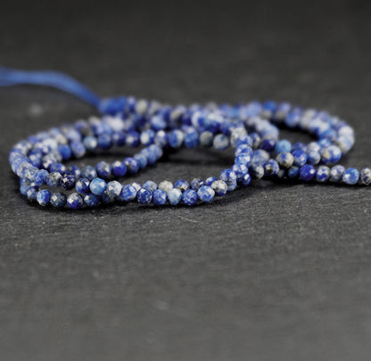 Ca. 197 Perlen, natürlicher Lapislazuli, rund, facettiert, 2 mm, 10930