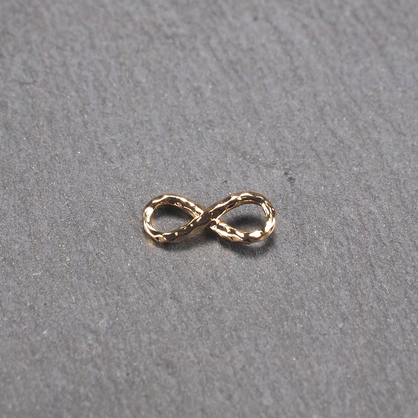 Anhänger Infinity Symbol, 18 Karat vergoldet, Hammerschlag-Oberfläche, 11124