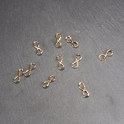 Anhänger Infinity Symbol, 18 Karat vergoldet, Hammerschlag-Oberfläche, 11124